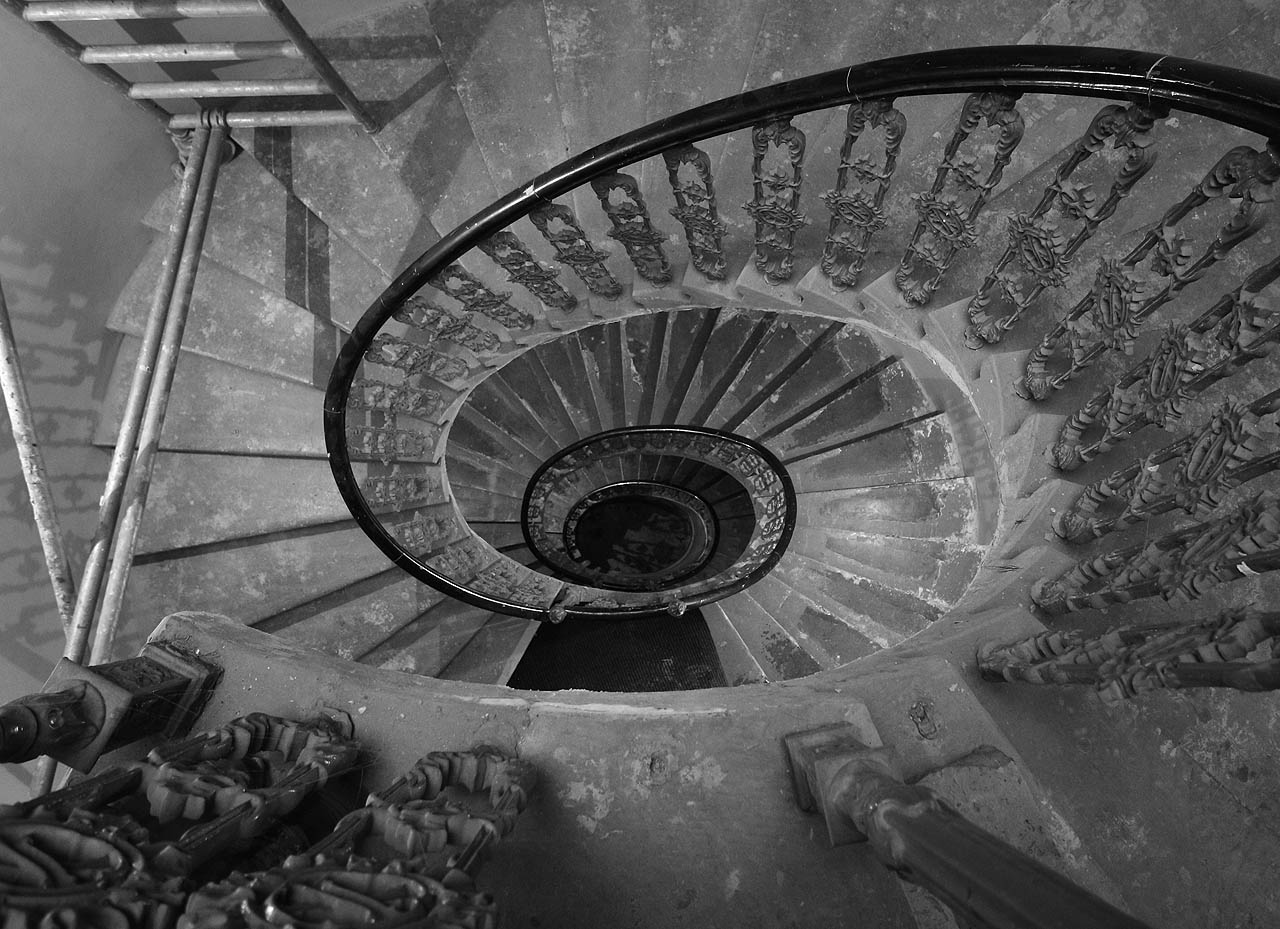 Schodiště zanedbaného Oberleithnerova paláce v Šumperku hraje všemi barvami - a právě proto je lepší si ho vychutnat v odstínech šedé.