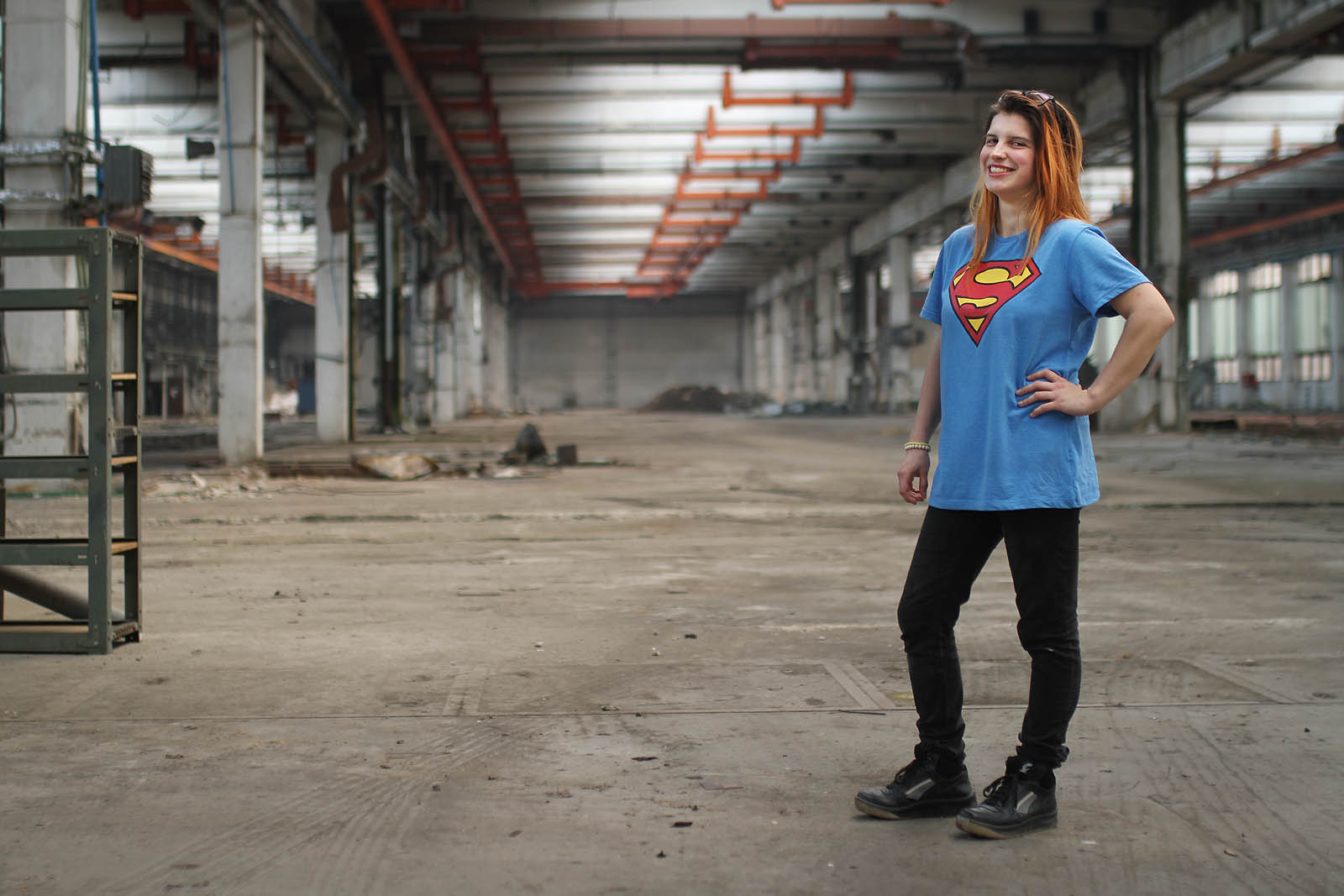 Alča se hotoví k průzkumu rozlehlého areálu motorárny. tady se dá strávit objevováním zajímavostí i několik dnů.