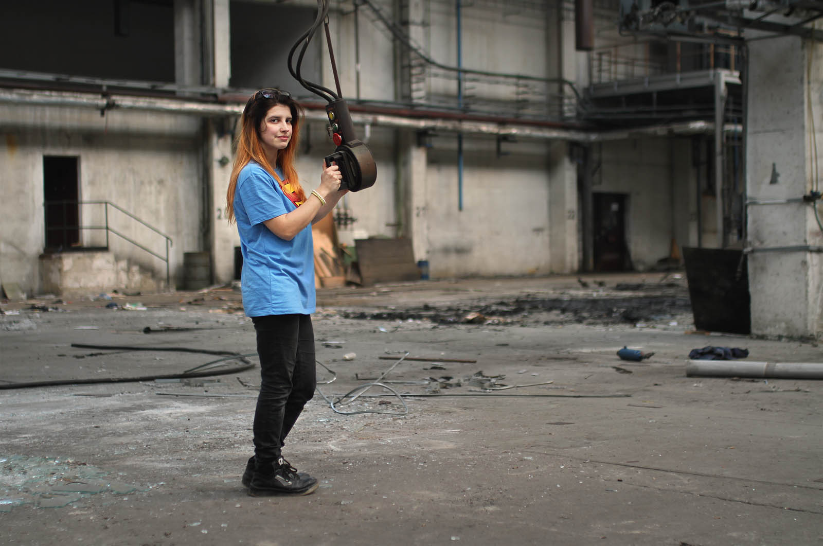 Elegantní jeřábnice umí mačkat všehna tři tlačítka - červené, žluté i zelené.