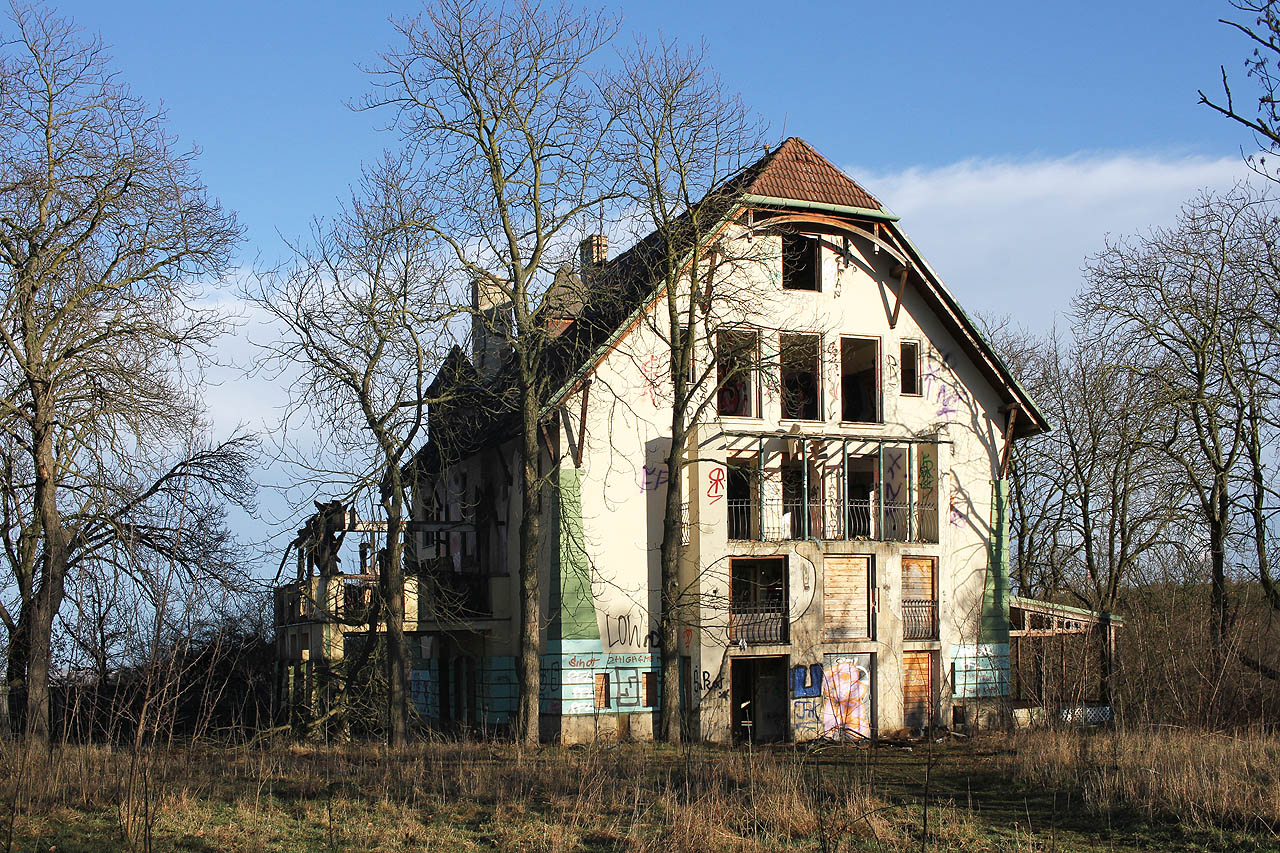 V pondělí jsme vyrazili zkontrolovat stav <a href="/Tema/Hošnova vila">Hošnovy vily</a>, která už se dostala do skutečně pokročilého stádia rozkladu.