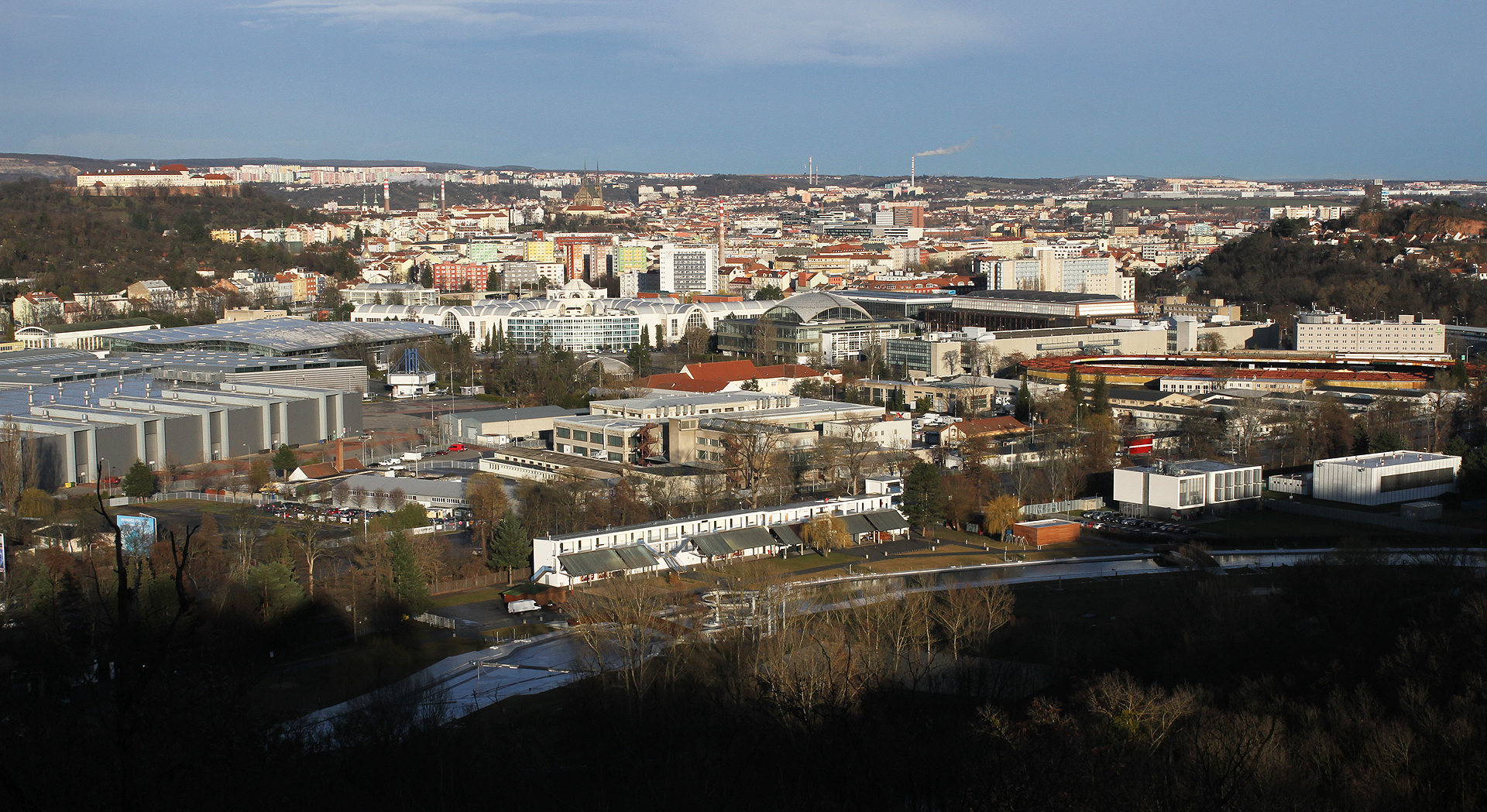 A nutno uznat, že výhled je to skutečně fenomenální. Od výstaviště po Vinohrady.