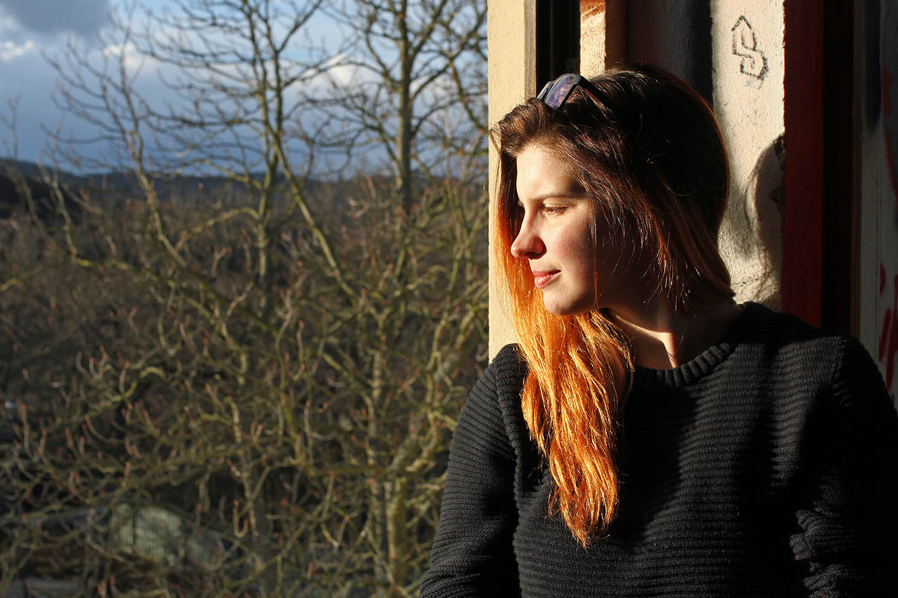 V březnu už začalo sluníčko i trošku hřát, což bylo nutné si náležitě vychutnat. Na stromech v pozadí už pomalu rašily první pupeny, vítr ale ještě vál mrazivě.