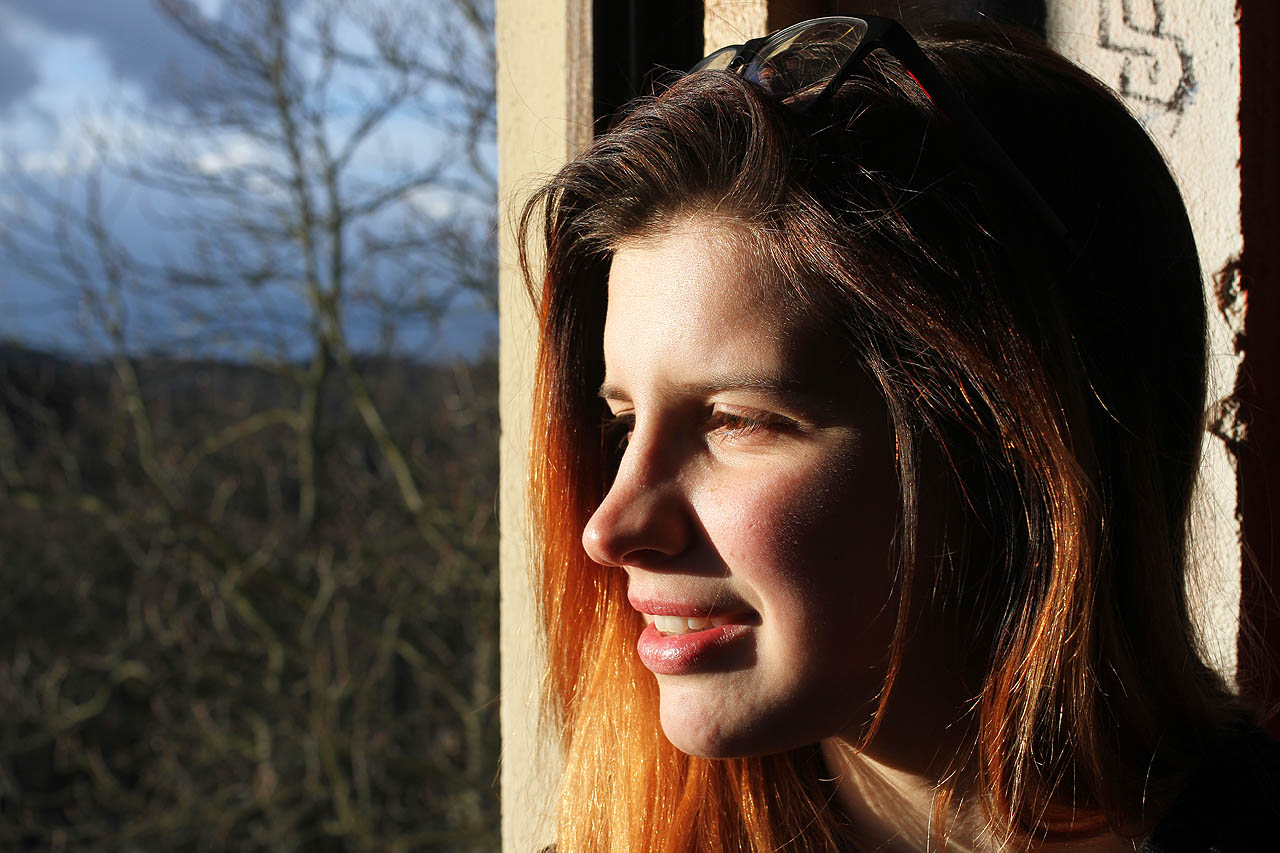 Alča se vyhřívá jako kočka na parapetu okna <a href="/Tema/Hošnova vila">Hošnovy vily</a>.