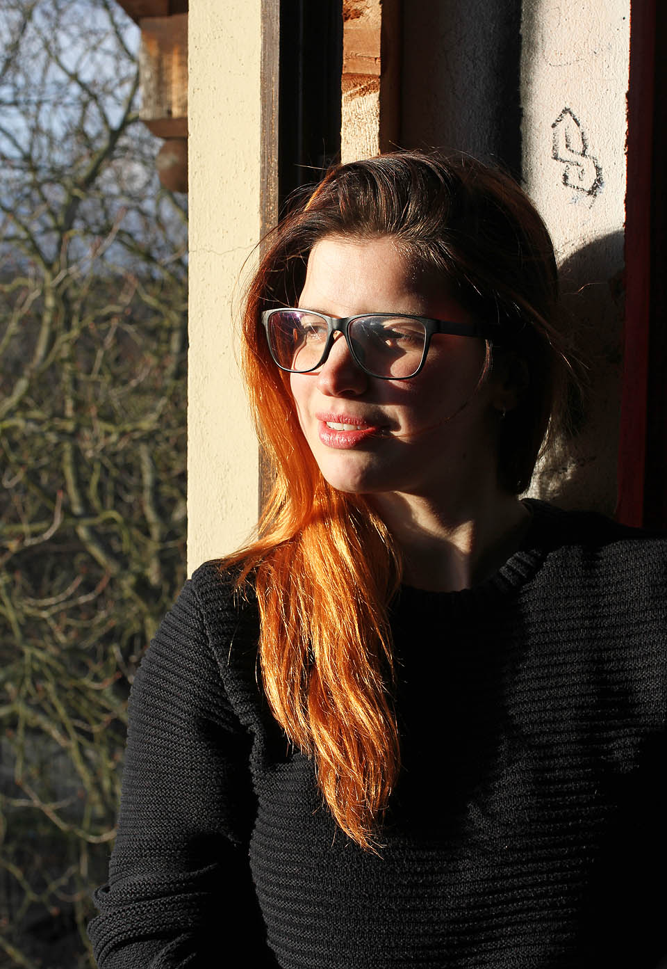 Skoro jsem ji odtamtud nemohl dostat. Kdyby slunko nezapadlo, možná by tam seděla a pozorovala kampus dodnes.