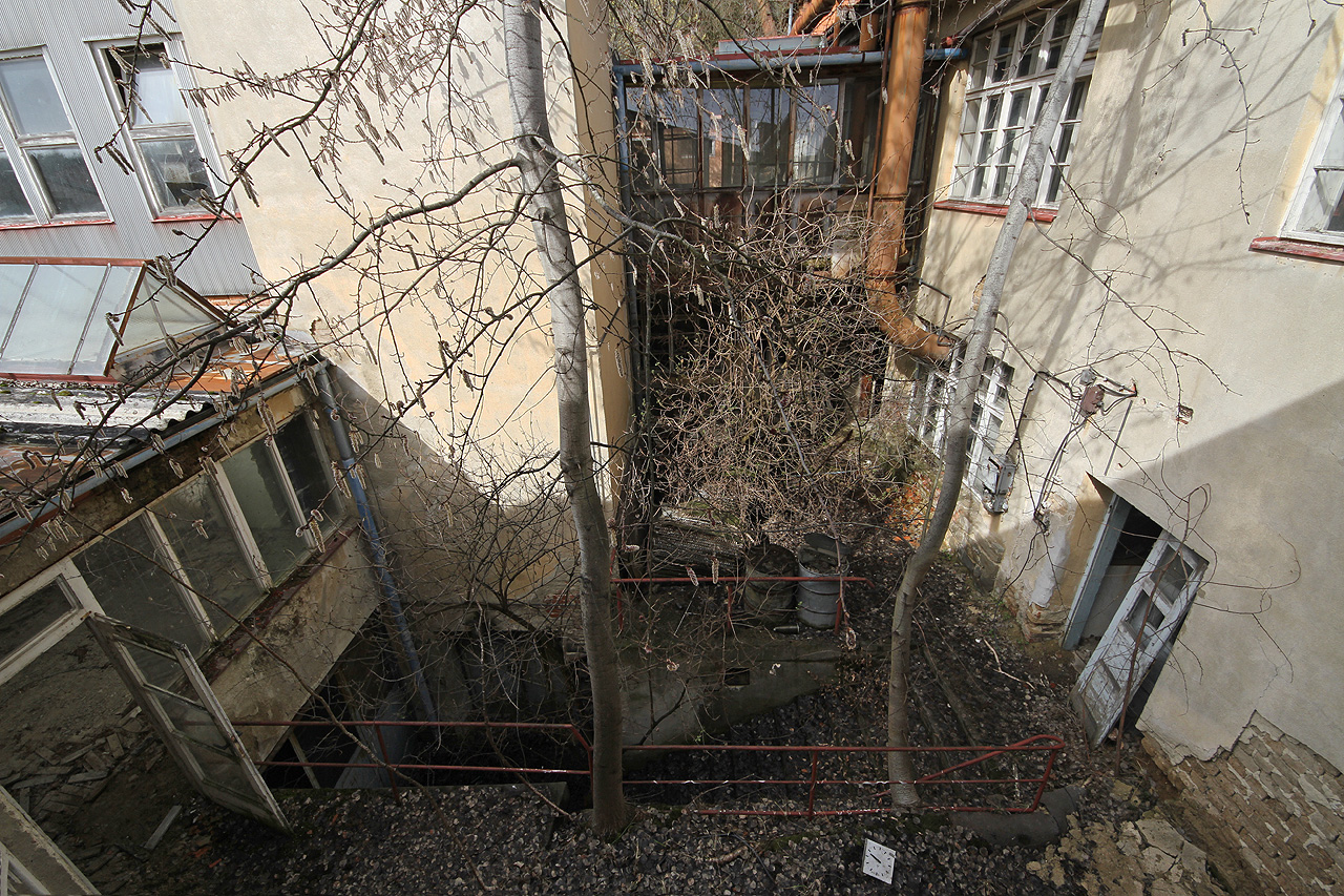 Prostředím pro focení se nám stala fantastická opuštěná továrna na nábytek v Račicích.