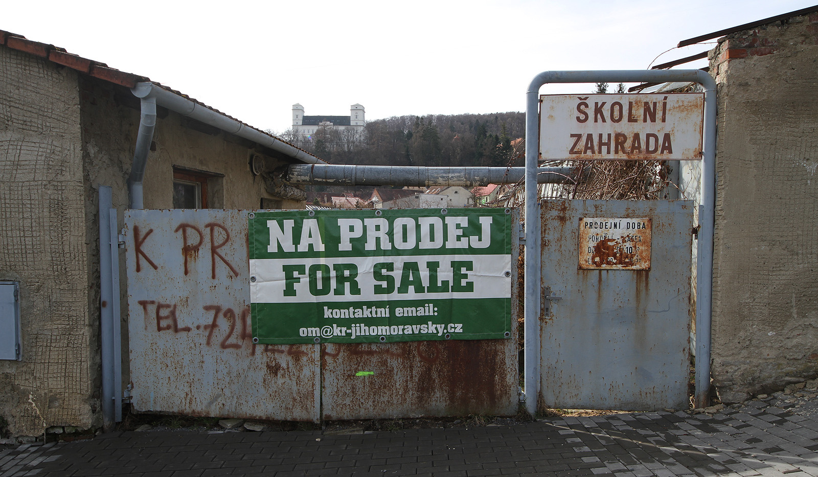 Školní zahrada je na prodej včetně zajímavých opuštěných skleníků.