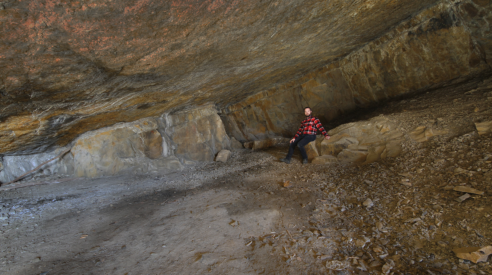 Nezalekl jsem se ale, a úžasný prostor jsem prozkoumal. V Nemojanech je rozhodně o co stát. Jen se mně pod tou obří kamennou plotnou nechtělo stát moc dlouho…