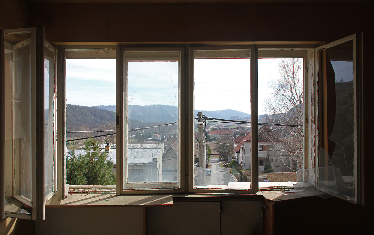 Nic naplat, zima už je definitivně pryč a za okny zpívají ptáci.