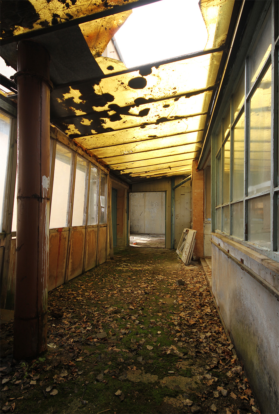 Přesto, že krajina je ještě víceméně šedivá, uvnitř továrny to hýří barvami.