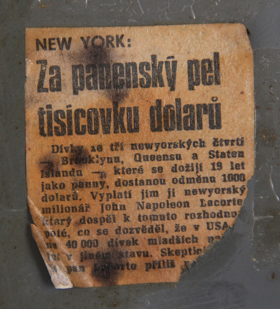 Výstřižky v šatních skříňkách továrních dělníků (zvláště z období socializmu) mě nepřestávají fascinovat. Mimochodem, originál z roku 1987 lze stále vyhledat <a href="https://www.apnews.com/9ac393ce4dc6442b1d4a29e69fcdad9f">na webu agentury AP</a>.