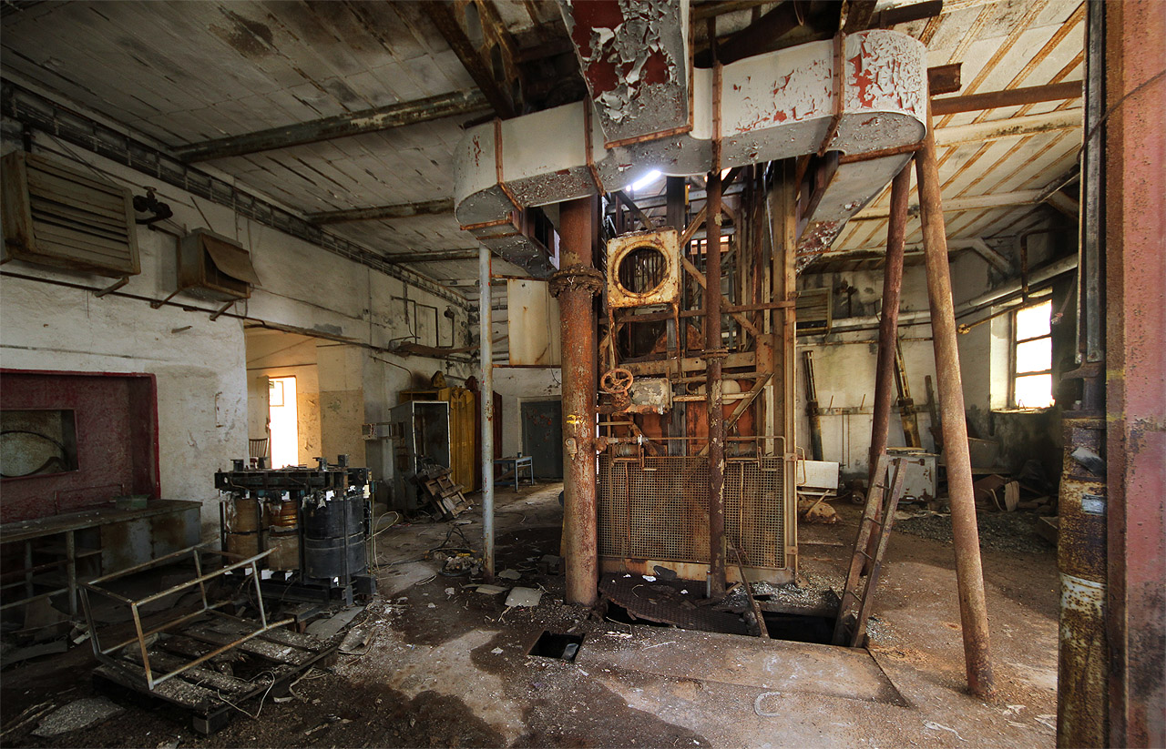 Ohlubeň jedné ze dvou jam v areálu dolu. Té, nad kterou se tyčí menší těžní věž, ve srovnání se skipovou jámou vlastně jen věžička.