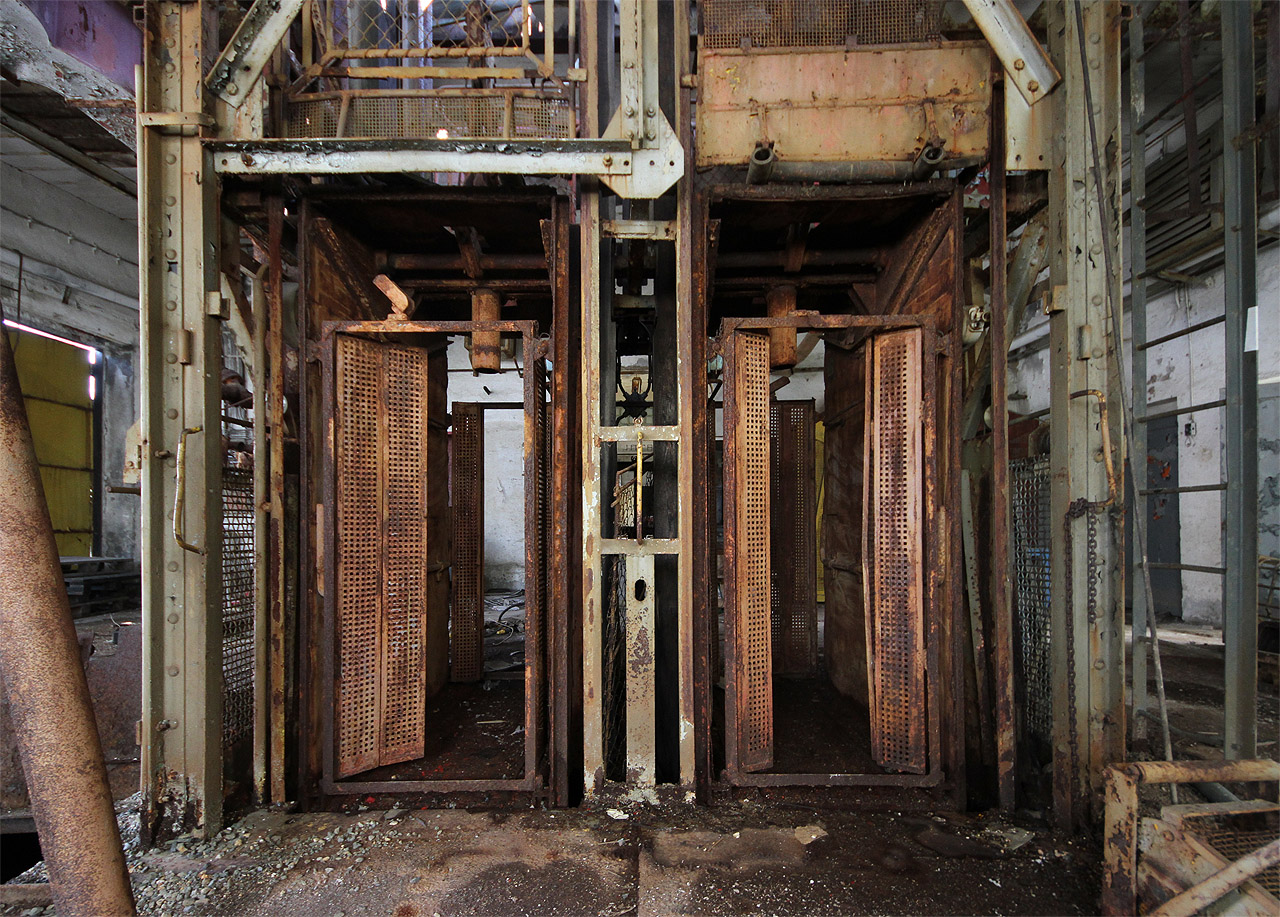 Zdviže se na pár let zastavily před svojí poslední jízdou - 200 m dolů na dno šachty, až přereznou ocelová lana.