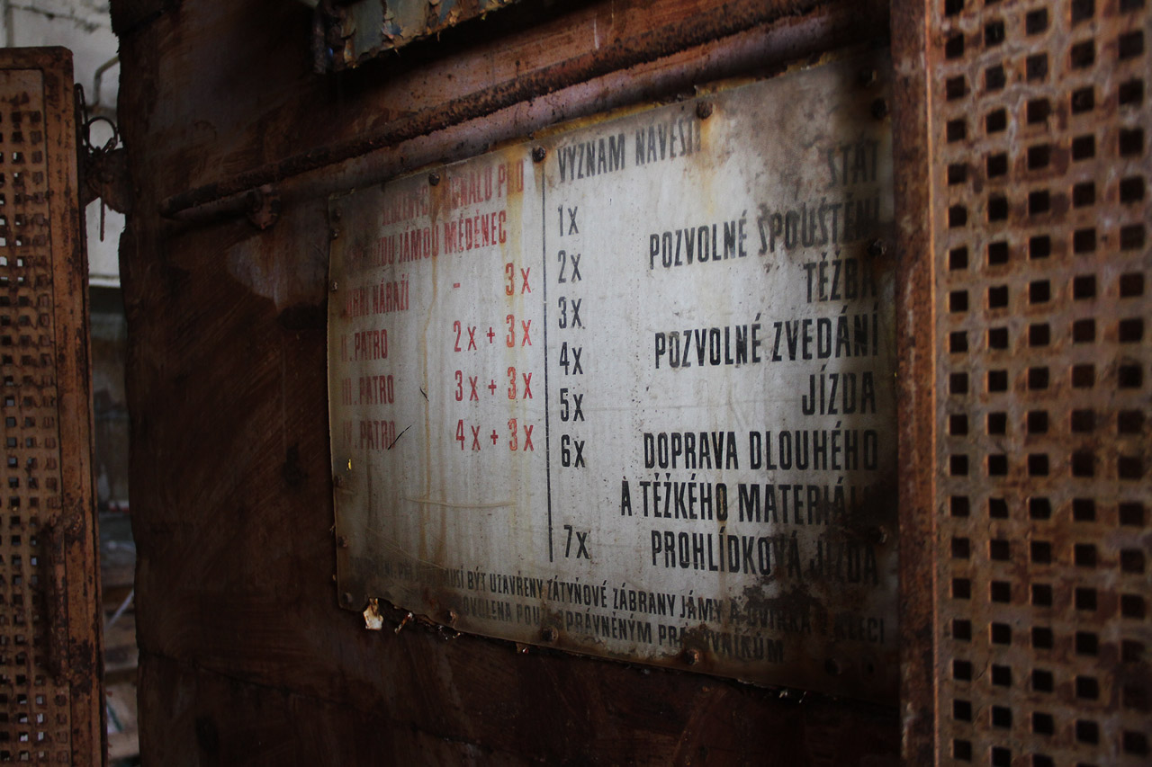 Návětstní předpisy se tu vejdou na jedinou smaltovanou tabuli.