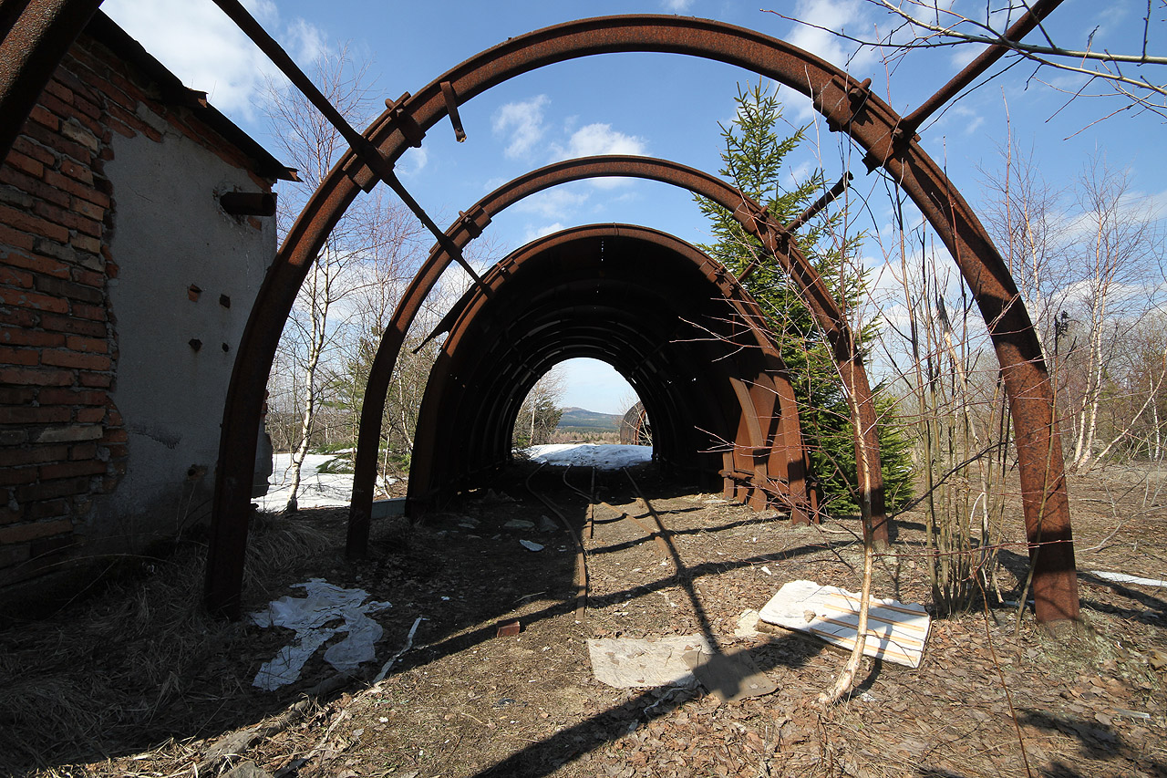Důl Měděnec měl i svoji úzkokolejku o rozchodu 600 mm. Dnes z ní zbyly už jen krátké úseky na povrchu.