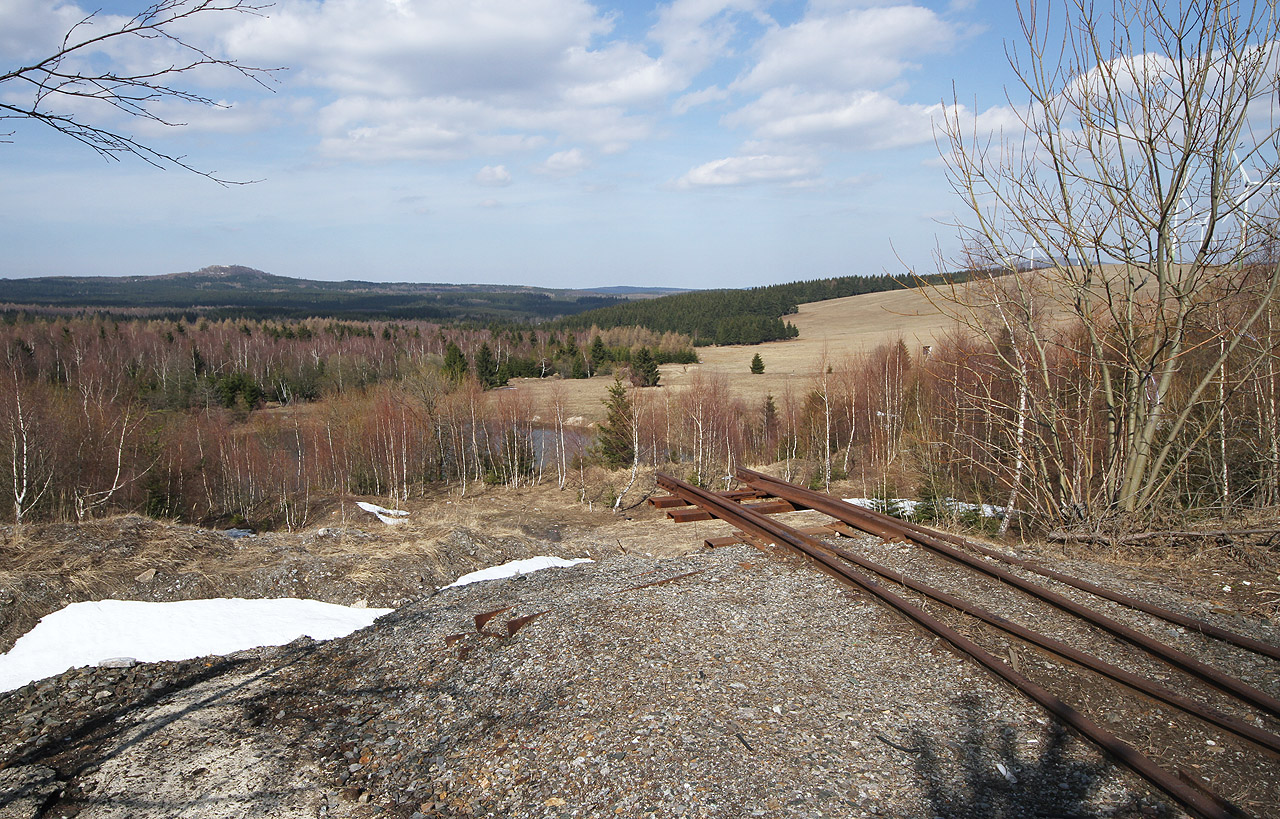 Tudy vyjížděly vozíky z hlušinou na výsypku. Dnes kolej trčí poněkud hrozivě do prázdna.