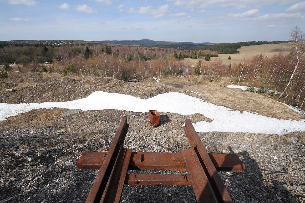 Přímo naproti převislé koleji se v dálce nachází hora Velký Špičák (965 m).