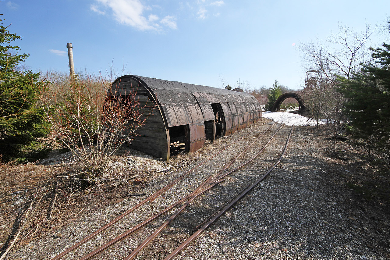 Dvojkolejné nádražíčko, na kterém se střídaly protijedoucí prázdné a plné vozíky.