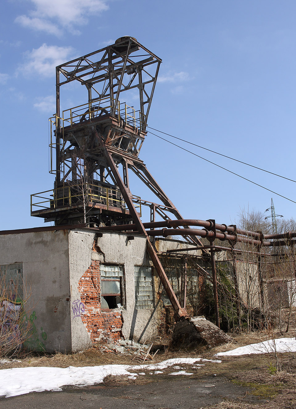 Menší těžní věž má výšku jen zhruba 15 m.