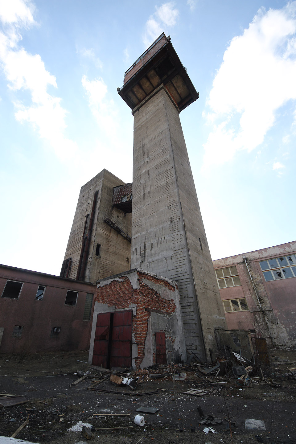 Betonová těžní věž skipové jámy má úctyhodnější rozměry. Se svojí výškou 51 m (odhad) patří k nejvyšším stavbám v širokém okolí (až ke komínům elektráren v podhůří).