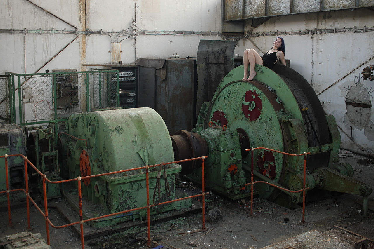 Nancy jako modelka pro srovnání velikosti navijáku těžního lana. Hloubka šachty je tu až 279 m.