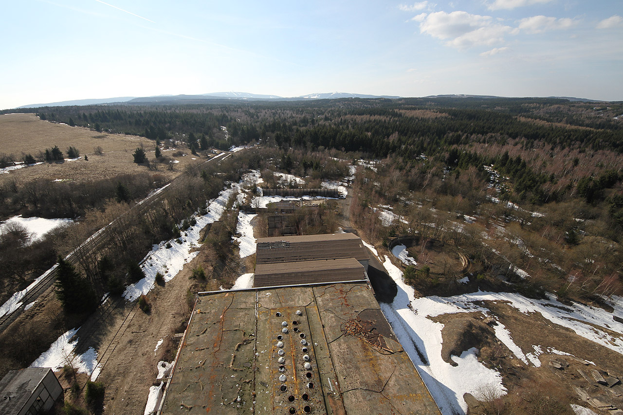 Pohled na západ přes hřebeny Krušných hor.