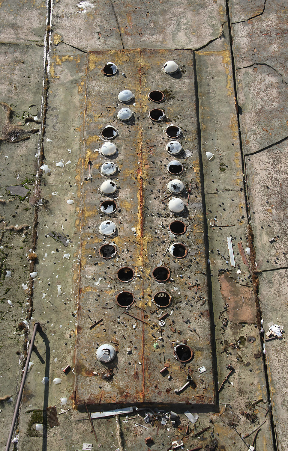 Světlíky haly pro úpravu vytěžené suroviny se při pohledu z výšky 50 m jeví jako malá tlačítka.