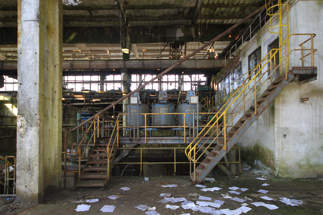 Nádrže na sodu, vodní sklo a Ekolan.