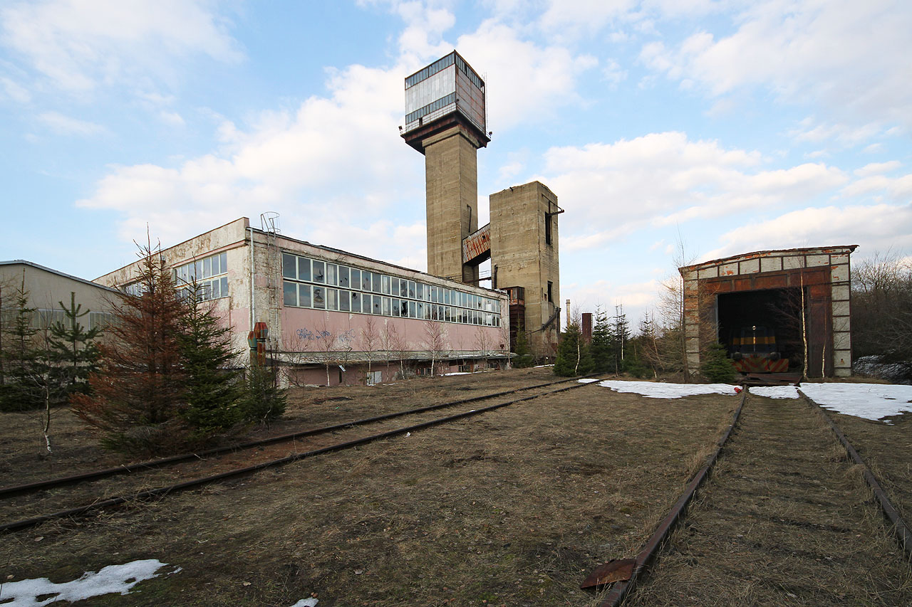 Těžní věž skipové jámy a železniční depo.