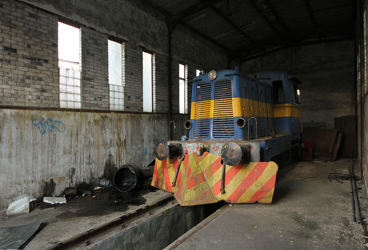 Uvnitř se ukrývá nebohá lokomotiva T211.2006 alias 701 306 výrobního čísla 3952 z roku 1957.