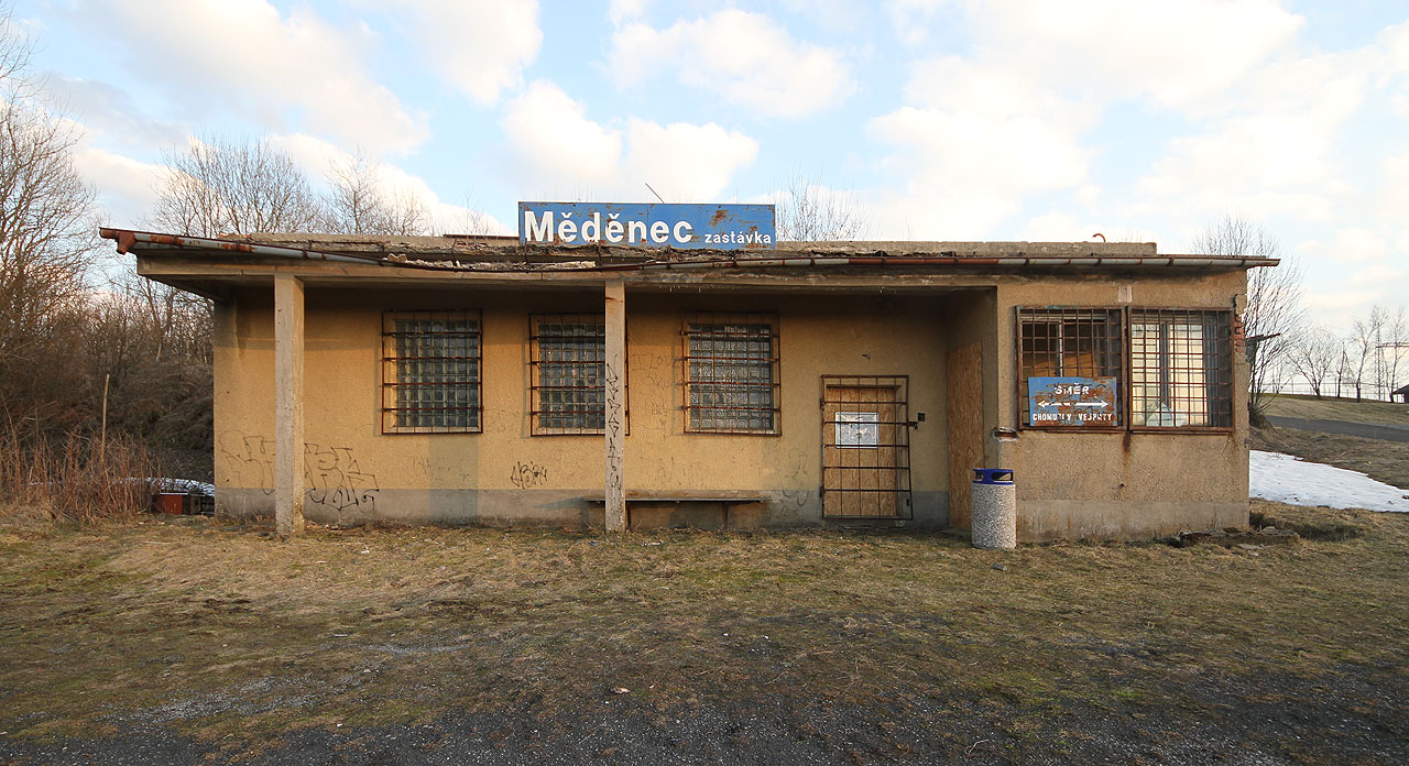 Také <a href="/Tema/Měděnec zastávka (žzast)">železniční zastávka Měděnec zastávka</a> tu prachbídně chátrá.