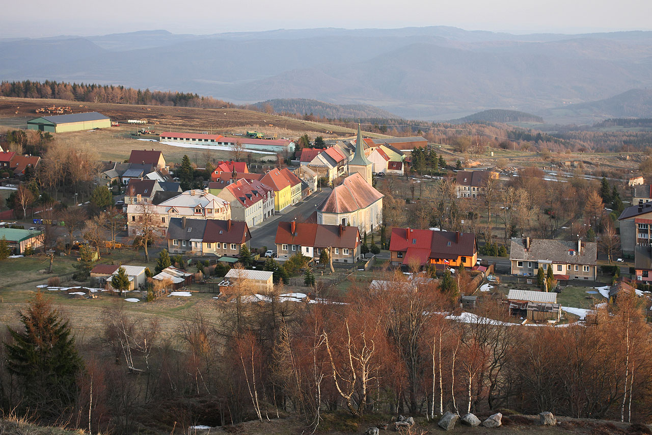 V červáncích zapadajícího slunce dáváme dolu sbohem a míříme přes kopec Mědník, poddolovaný už ve středověku, do vesnice Měděnce na večeři a na autobus zpátky dolů.