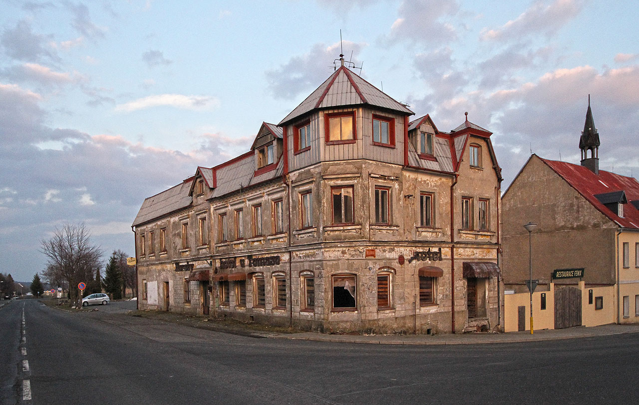 Horský hotel u Tomáše nám místo večeře nabídl zajímavou příležitost k průzkumu. Někdy o něm taky něco napíšeme, večeře ale čeká v restauraci Fénix za rohem.