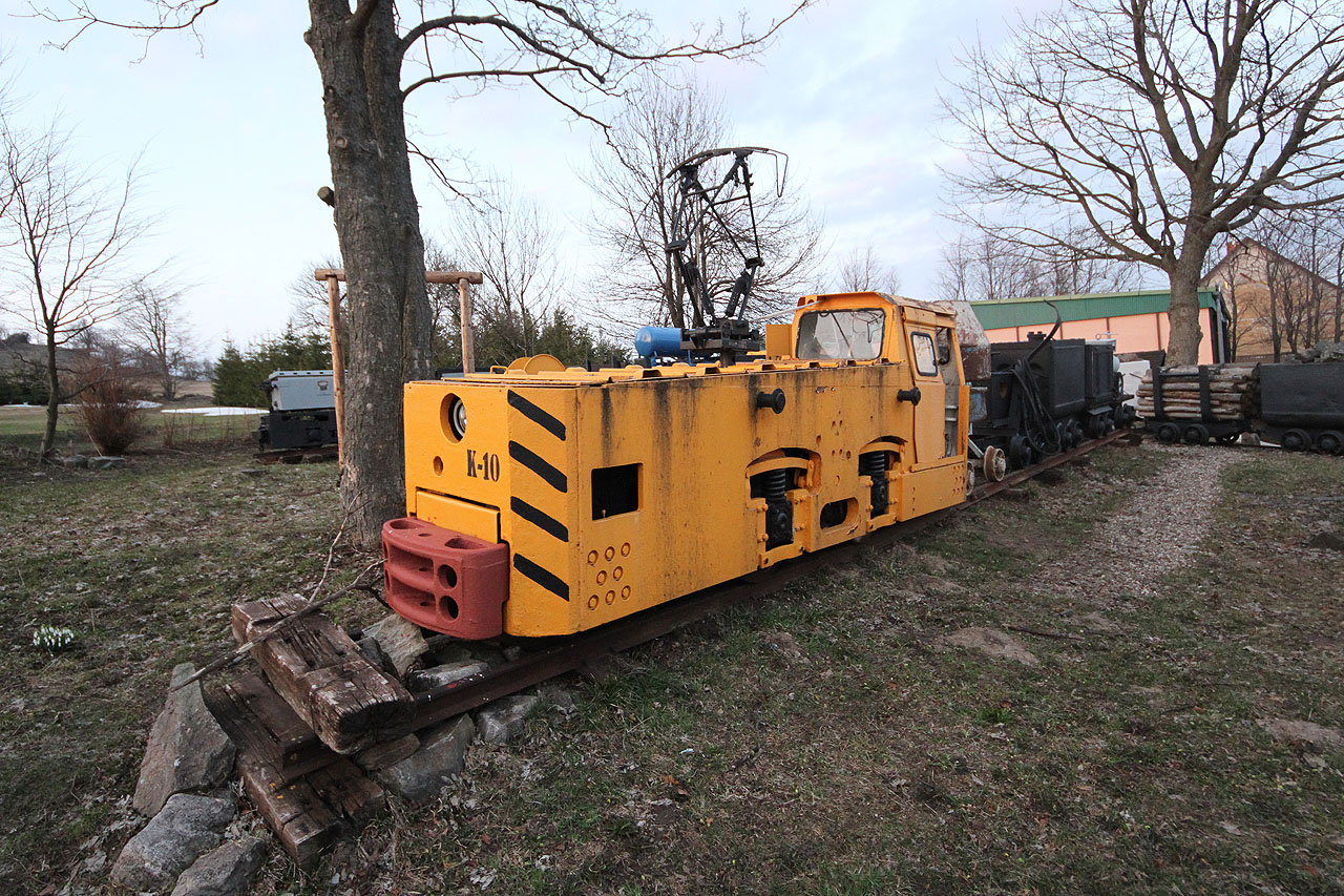 Důl Měděnec byl posledním železnorudným dolem v Česku. Vytěžen byl v roce 1992. V obci ale na půl tisíciletí své hornické historie nezapomínají a přímo na návsi se nachází malé horincké muzeum.