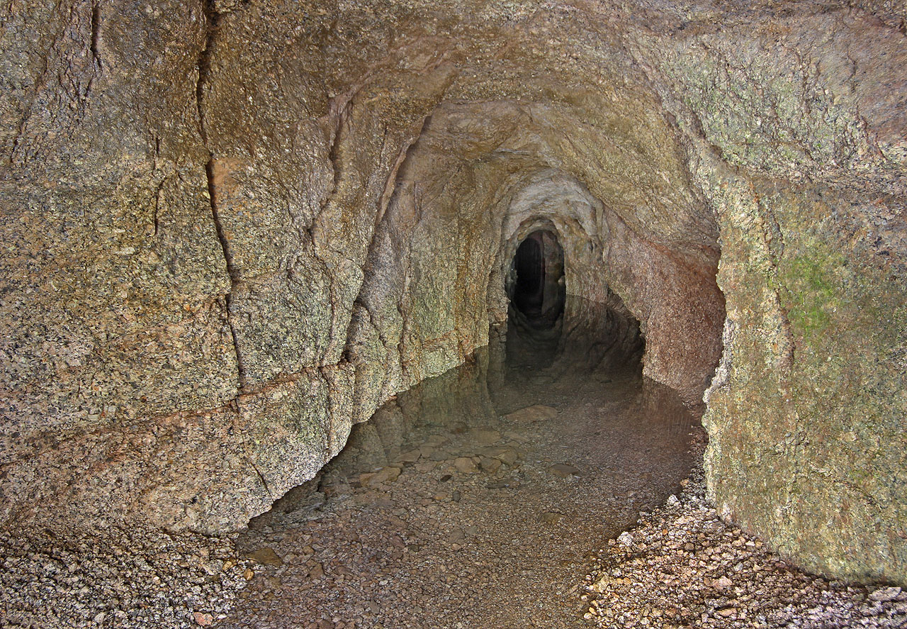 Po cestě do Karlových Varů a divoké noci v lese nad Nejdkem, kde nás zastihla mlha, déšť i sníh (a Nancy musela odběhnout domů) se v neděli ráno vydáváme opět na hřeben. Tentokrát je naším cílem opuštěný důl Sauersack z 2. světové války. Po cestě nahlížíme do zatopené štoly U Slatinného potoka.