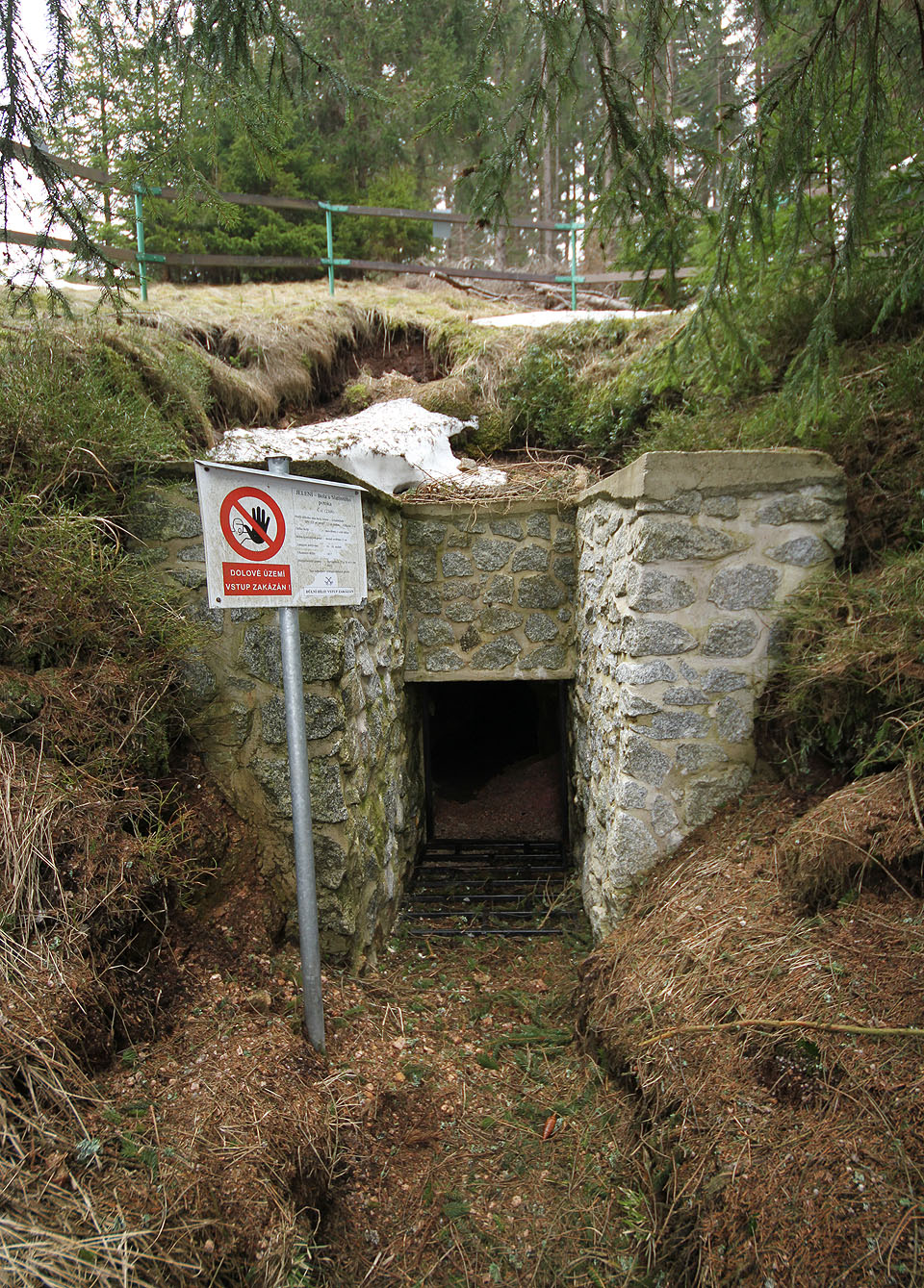 To je ona. Dovedl nás k ní John, který nám po celé nedělní dopoledne dělal laskavého průvodce a svezl nás kousek i svým zánovním vozem.