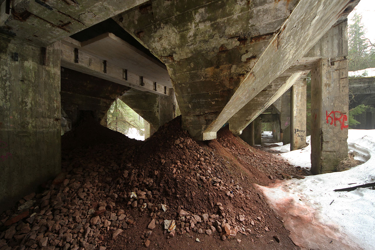 V násypkách je pořád ještě plno cínové rudy (asi kasiteritu?).