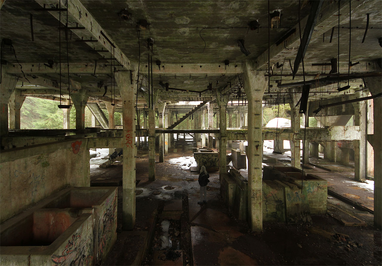 Nepřestáváme žasnout, v jak dobrém stavu je betonové monstrum důlních budov po 74 letech chátrání v extrémní horské povětrnosti. Na mysl nám přichází o desítky let <a href="index.php?stranka=textpodrobne.php&podnik=&cisloclanku=416#Hlavni/416/416-10.jpg">mladší betonové stavby</a> v Gruzii, které se rozsypávají už jen na pohled.