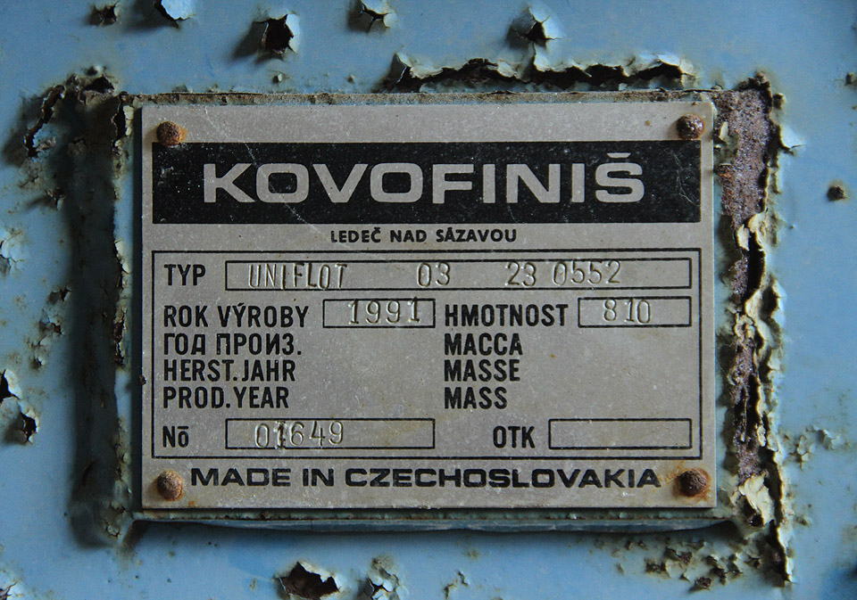 Článek s podrobnostmi o dolu v Měděnci teprve připravujeme. Zřejmě se tu ale ještě těžilo v 90. letech 20. století, soudě podle výrobního štítku na ohýbačce kovů.