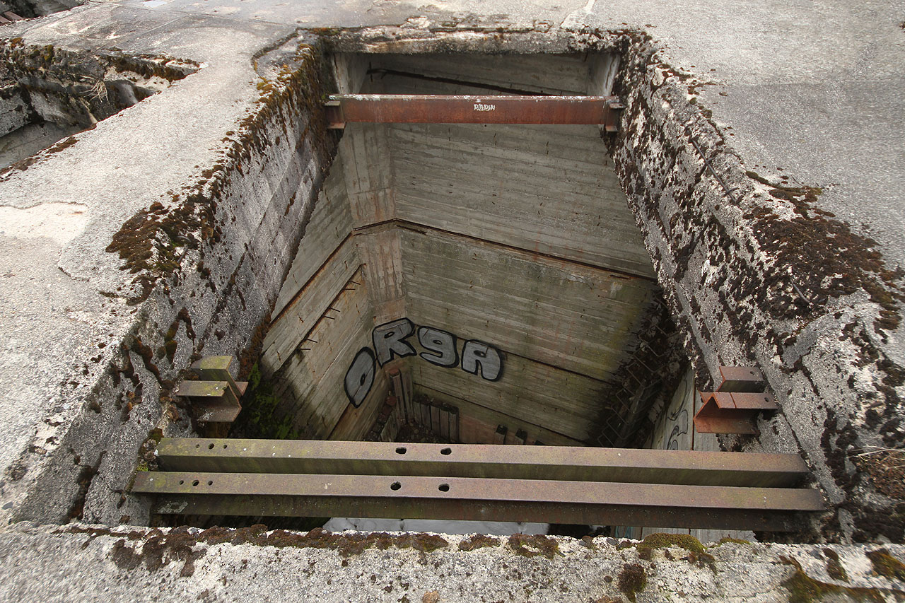 Šplhati po opuštěných budovách dolu jest nebezpečno.