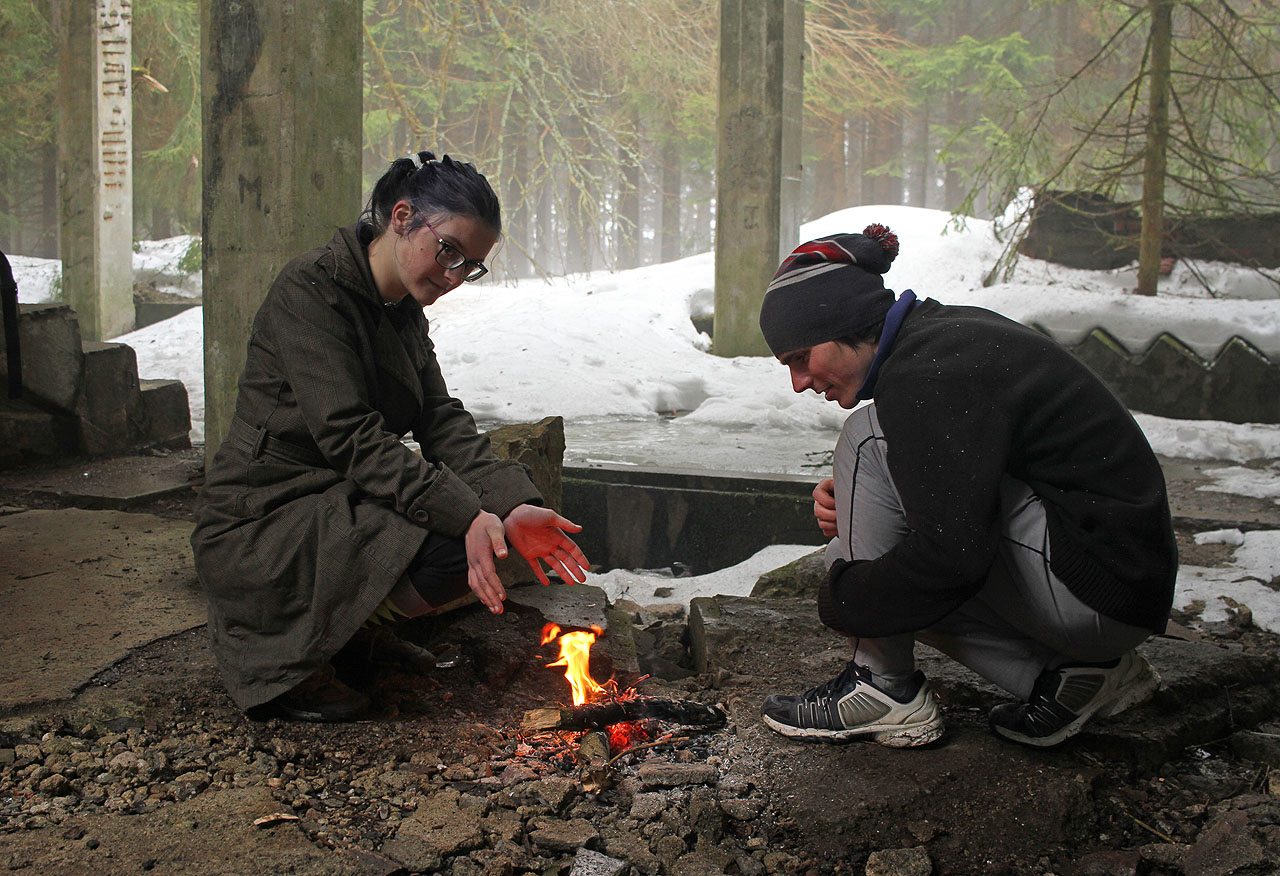 Po odchodu Johna si na ohýnku vaříme zbytky jídla a připadáme si chvíli přesně jako otec se synem v Cestě od Cormaca McCarthyho.