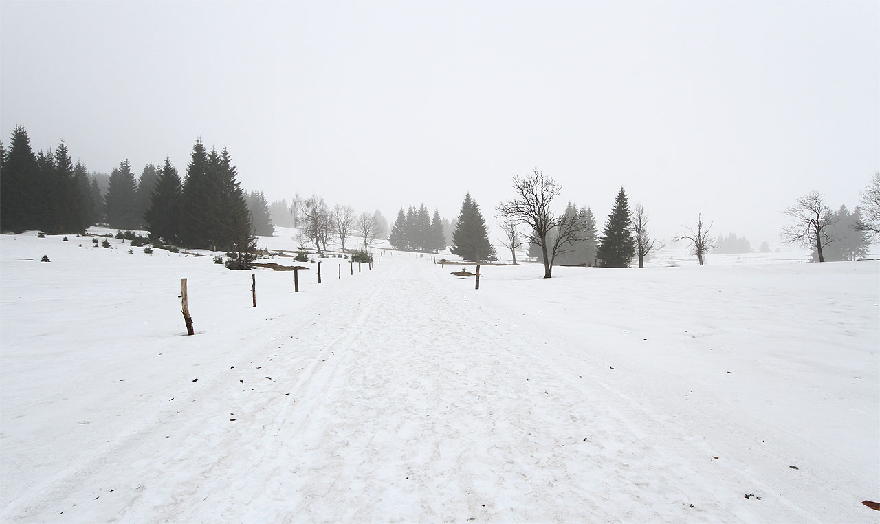 Na vlak jdeme do <a href="/Tema/Vysoká Pec (žzast)">Vysoké Pece</a> přes zasněžené hřebeny.