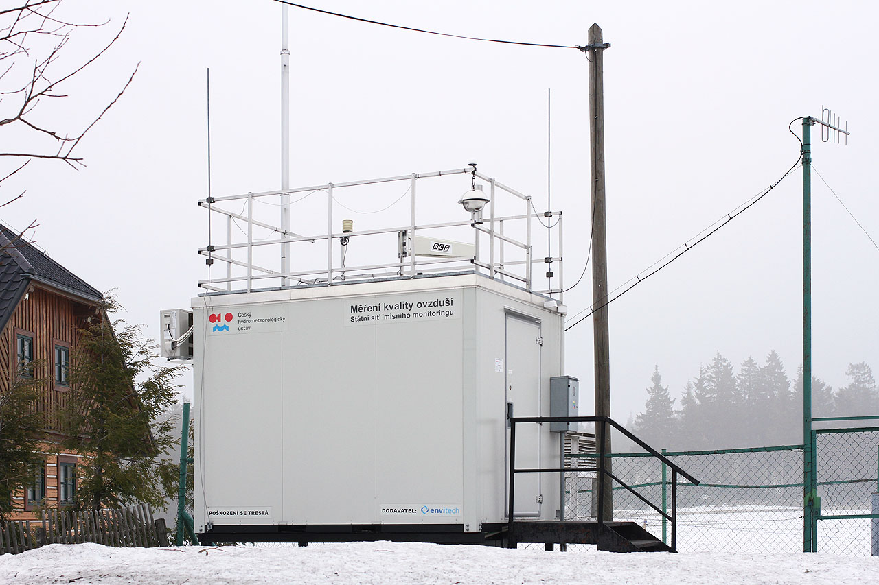 Po cestě míjíme stanici měření kvality ovzduší ČHMÚ s pasivním vzorkovačem SVOC od nás z Recetoxu. Tady vznikají data, která zpracovávám v zaměstnání.