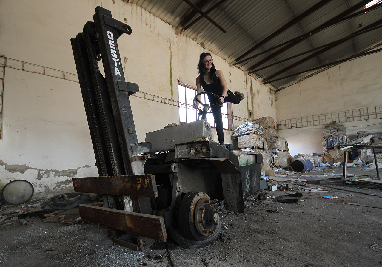 Krasojízda na vysokozdvižném vozéku (značky Desta) patří k výjimečným disciplínám.