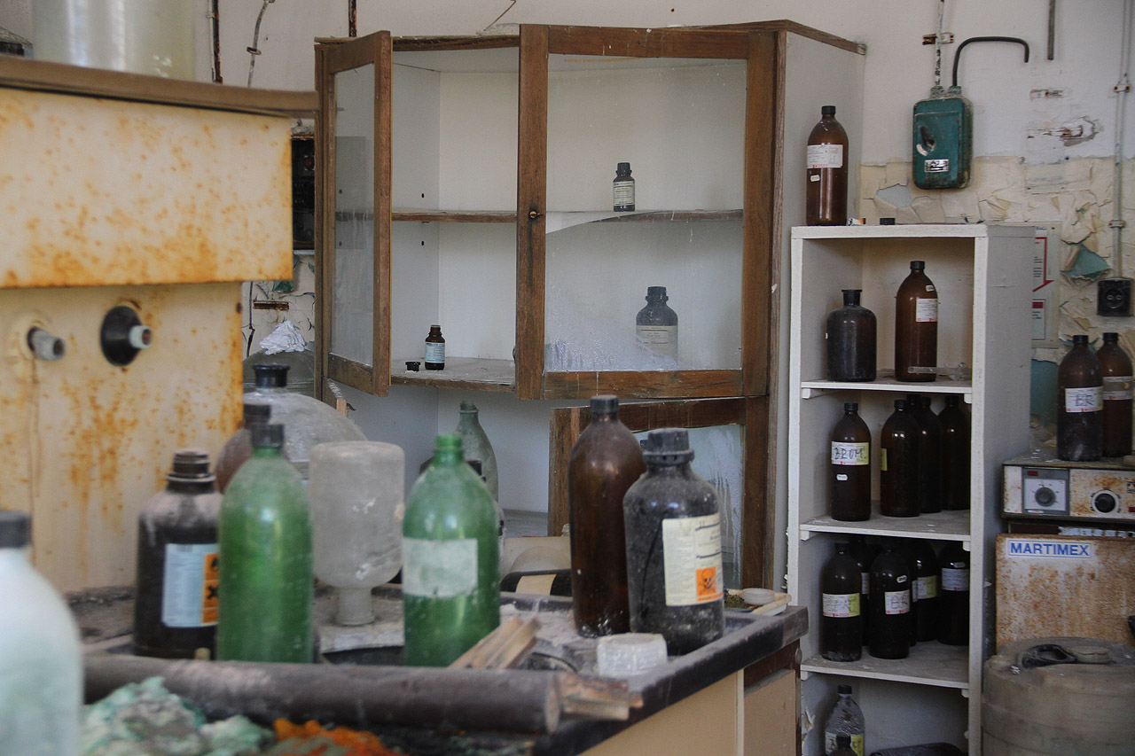 Důl na Měděnci je totálně vyrabován a poničen hordami vandalů a zlodějů, kteří se sem sjíždí z blízkého i dalekého okolí. Za sobotu jsme tu potkali nejméně deset skupin zvědavců, z nichž někteří neváhali přímo před našima očima ničit vybavení laboratoří a dílen.