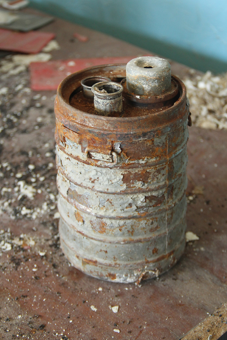 Jedna z pohozených karbidek, které se používaly v dole před příchodem akumulátorových lamp.