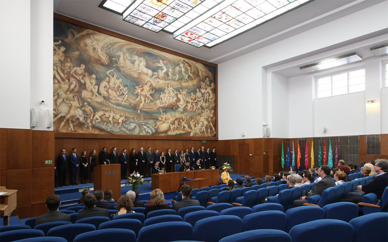 V zimním termínu jsou státnice spíše vzácností, proto ani aula Právnické fakulty MU tentokrát zrovna nepraskala ve švech. Pro diplom si pod dohledem Prométhea přišly z rukou děkana Zlatušky převzít diplomy absolventi z Fakulty informatiky.