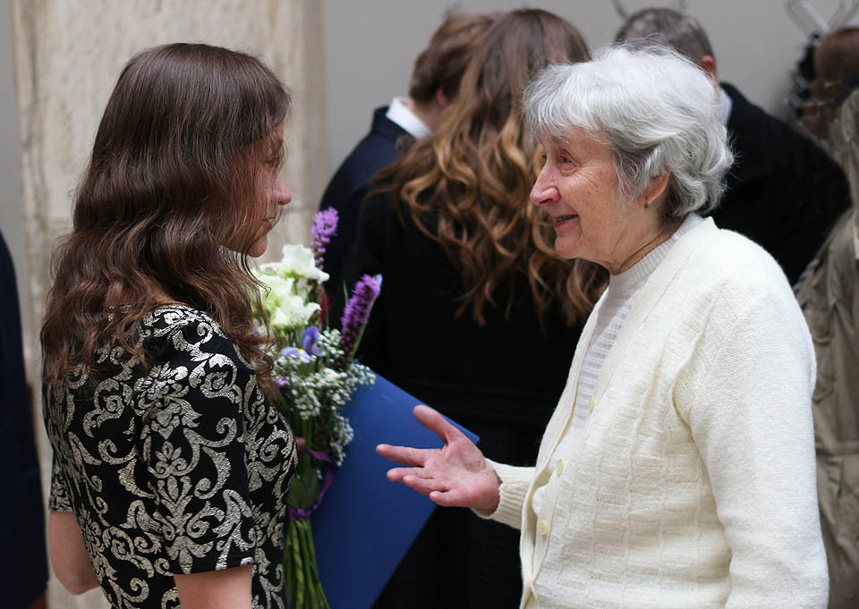 Odborná rozprava o studiu s babičkou šumperskou. Celkem bakalářský obor aplikovaná informatika Káťa studovala 9 semestrů. A byl to bez přehánění úctyhodný výkon!