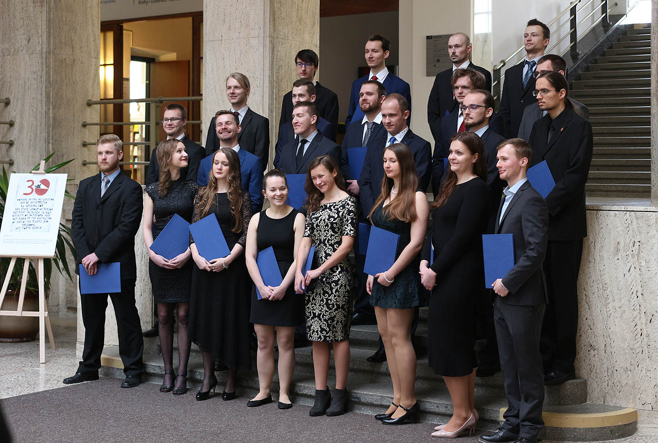 Jedno společné foto pořízené během přípravy na společné foto.