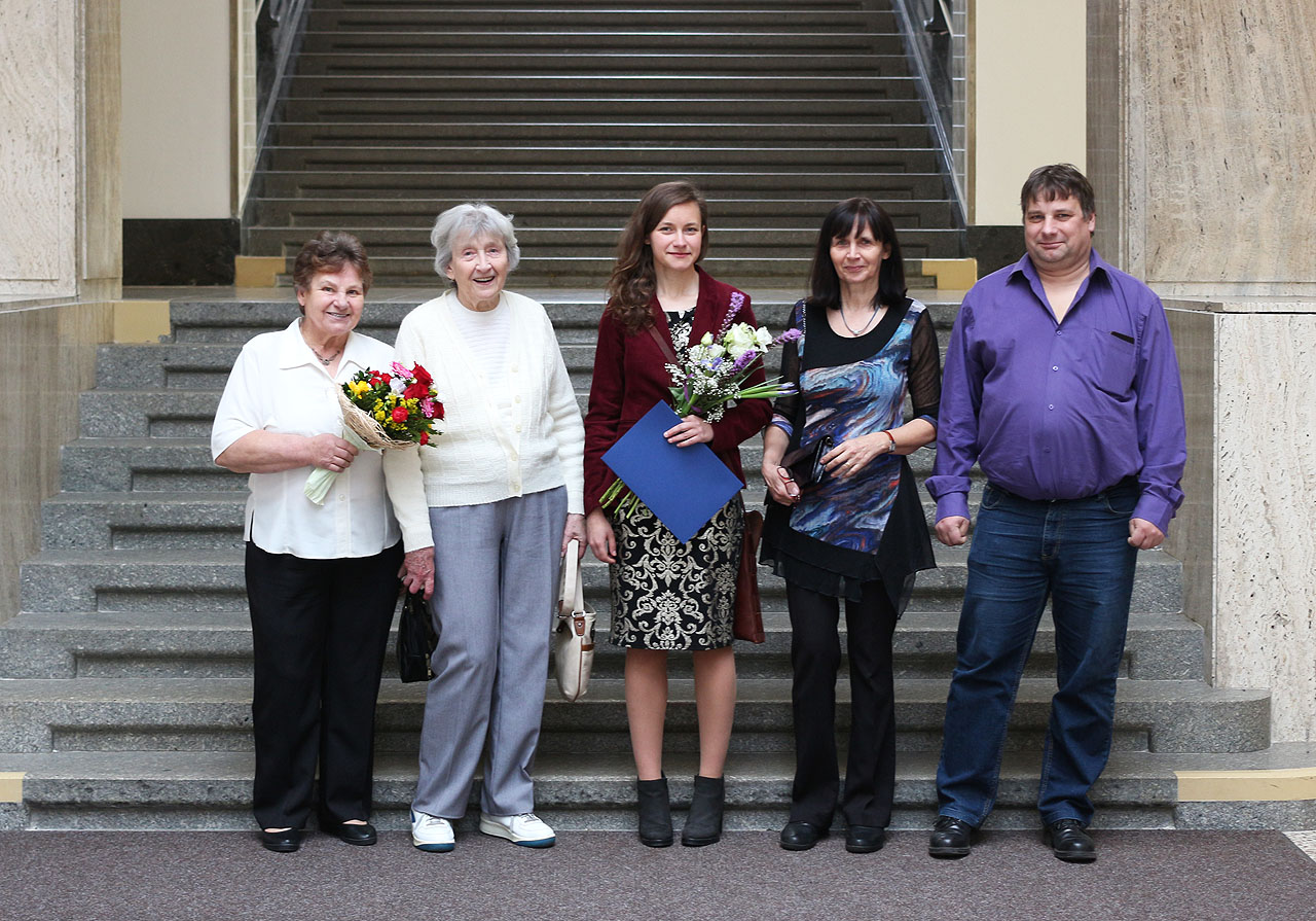 Na závěr snímek v omezeném rodinném kruhu a ještě jedna velká gratulace a přání úspěchů do (profesního) života.