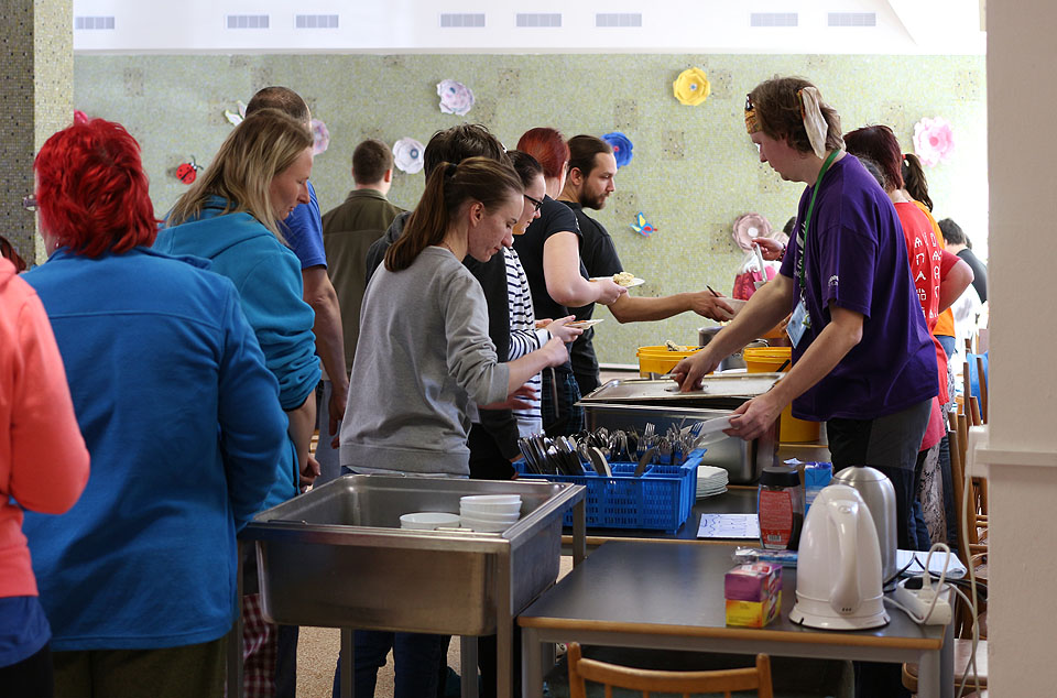 O tom, že byla RVVZ 2019 v Šumperku akcí příjemné velikosti svědčí i fakt, že se rozdávání jídla v jídelně ujal sám nejvyšší náčelník - Strejda Vláček.